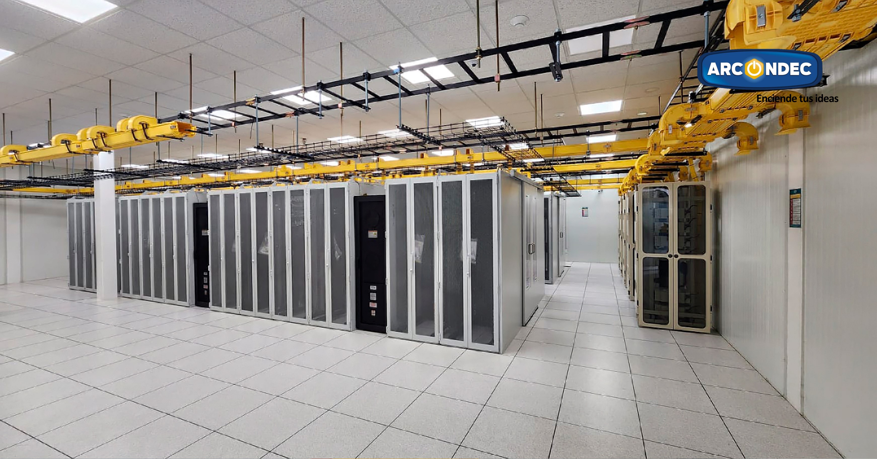 Centro de datos con racks de servidores, canalización para fibra óptica y cableado estructurado, proyecto Arcondec Valle Oriente