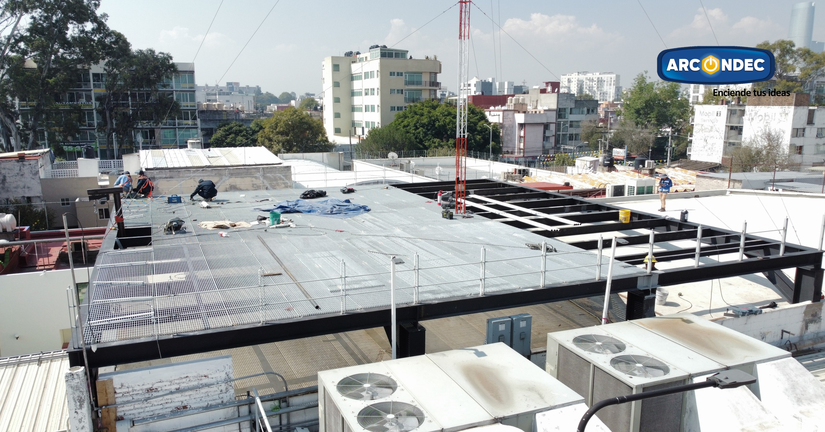 Instalación de estructura metálica tipo mezanine sobre techo de edificio, con personal técnico en labores de obra civil, proyecto Arcondec Sevilla CDMX