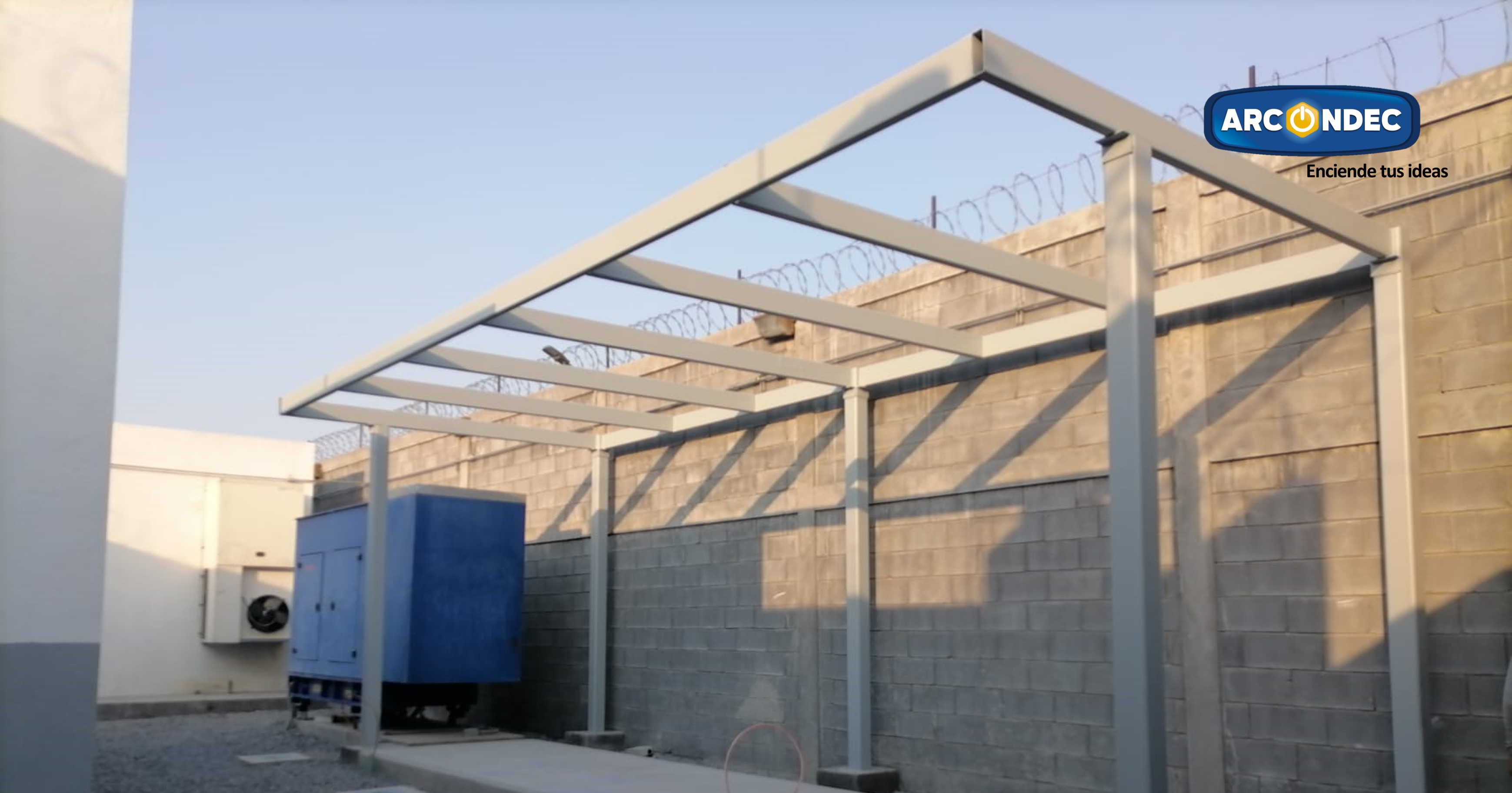 Estructura metálica instalada para cubierta de generador eléctrico en área perimetral, proyecto Arcondec García