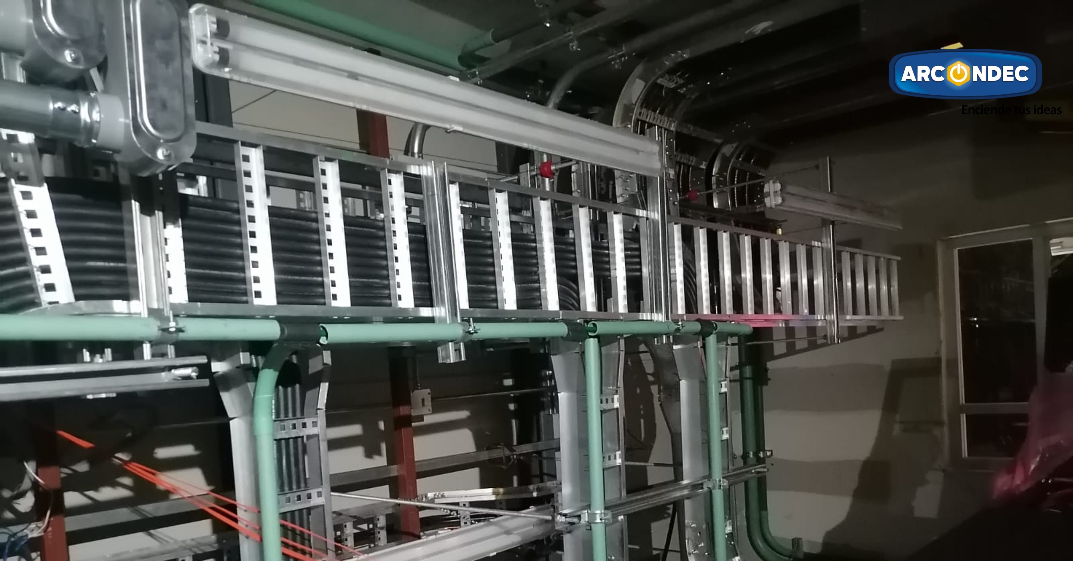 Infraestructura eléctrica con charolas metálicas y tubería conduit para tendido de cables, proyecto Arcondec Toluca