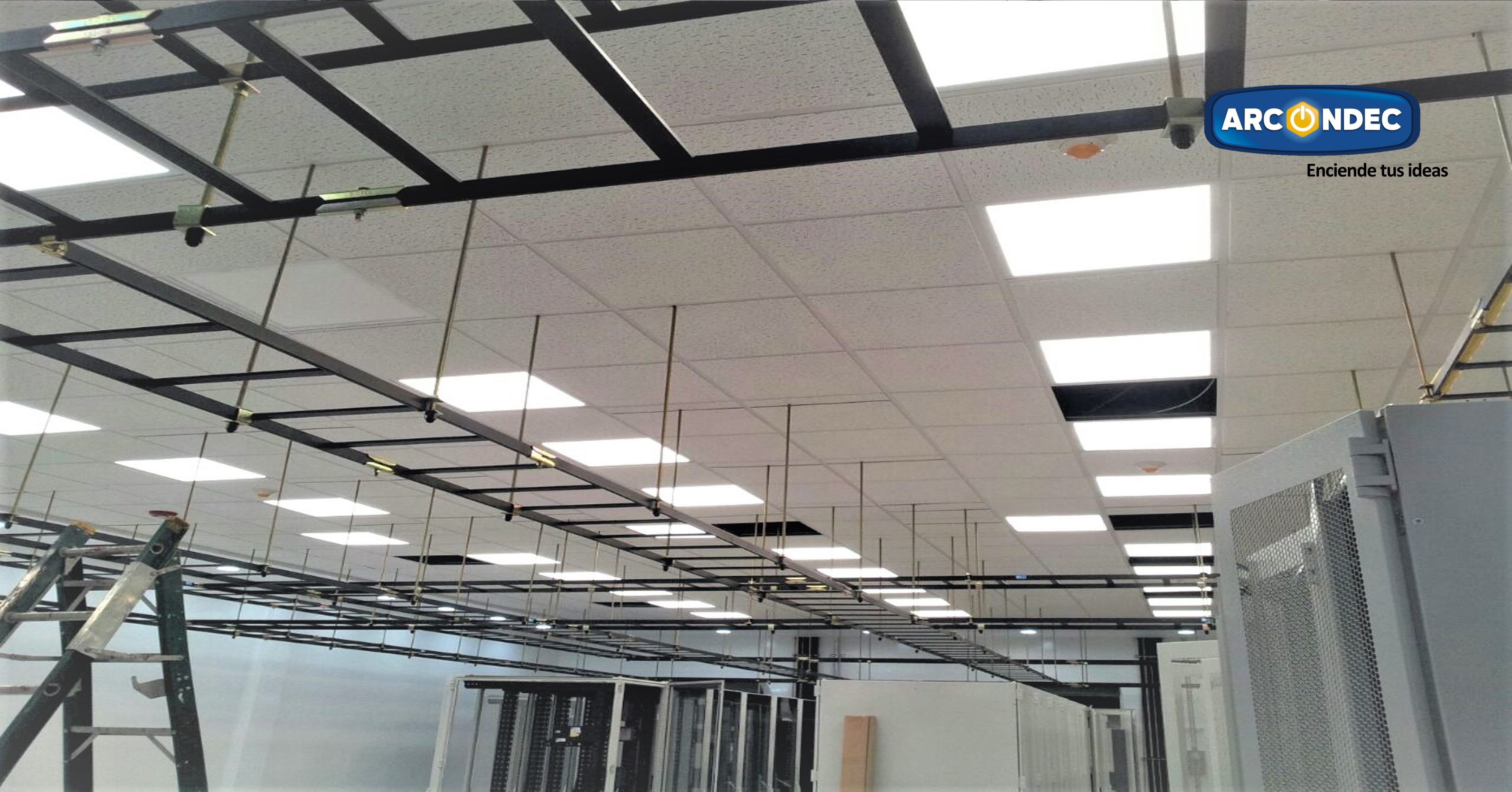 Montaje de estructura para soporte de charolas de cableado en techo de data center, proyecto Arcondec Tijuana