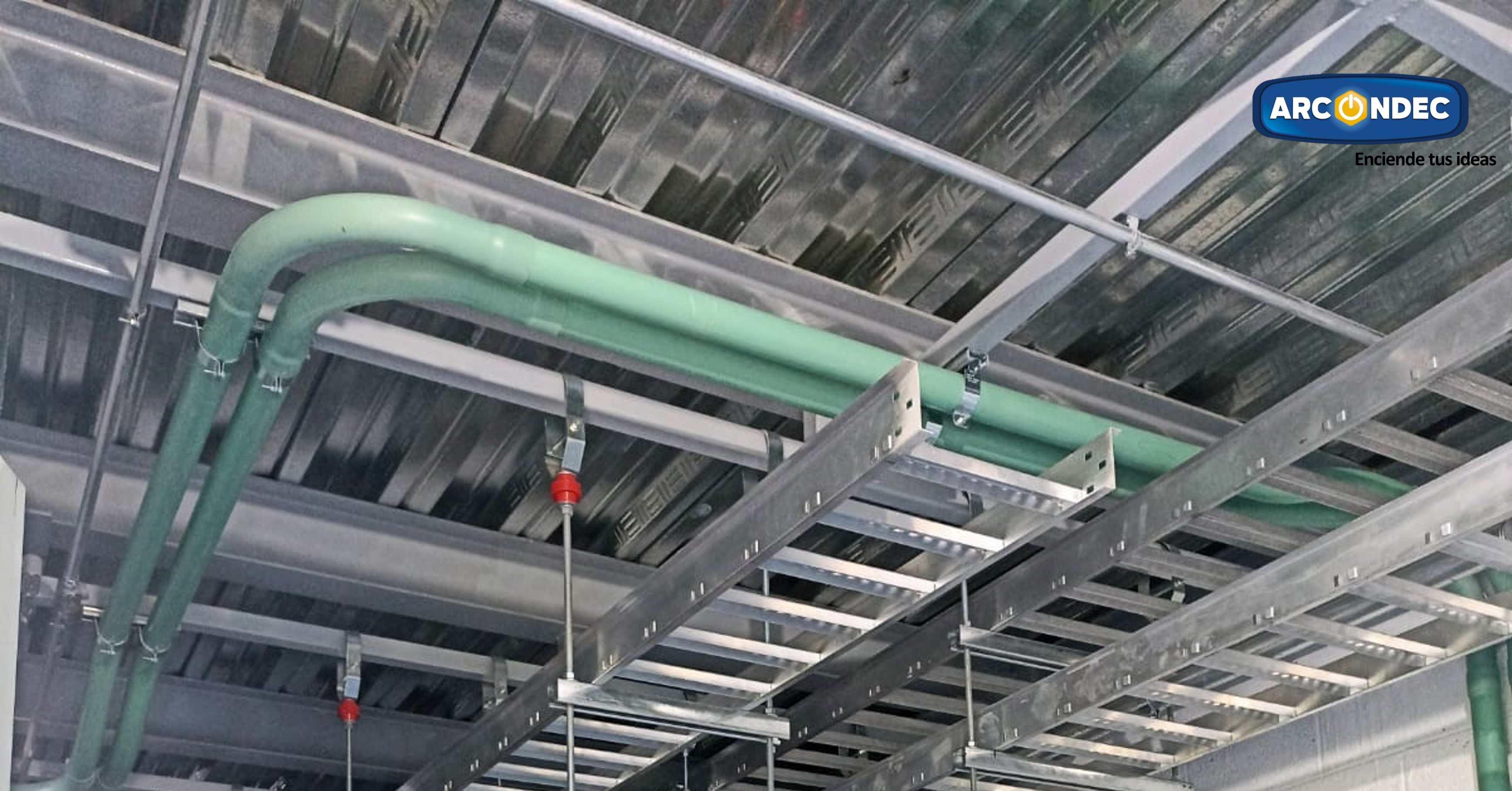 Instalación de tubería PVC color verde y charola metálica para cableado en techo estructural, proyecto Arcondec Tepic