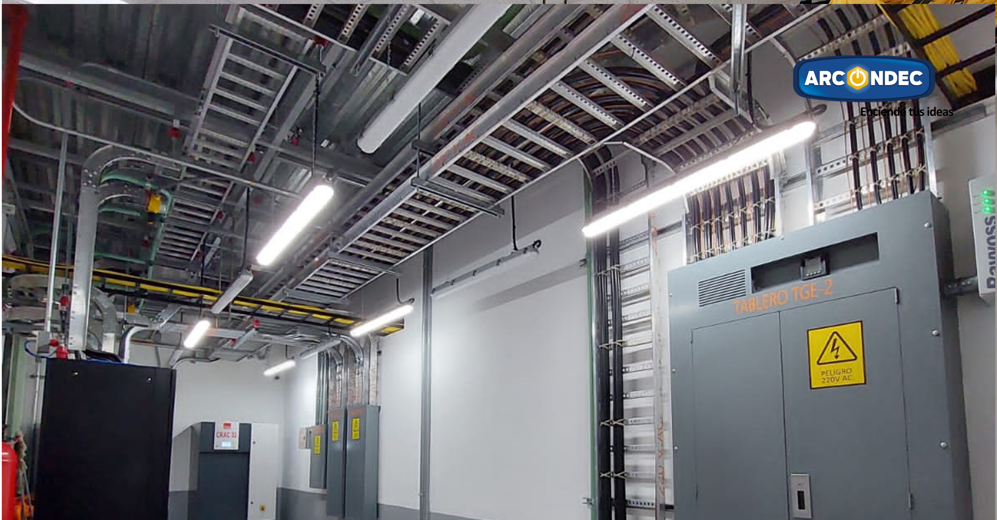 Instalación eléctrica en cuarto de tableros con canalización estructurada, señalización de seguridad y distribución de energía, proyecto Arcondec Durango