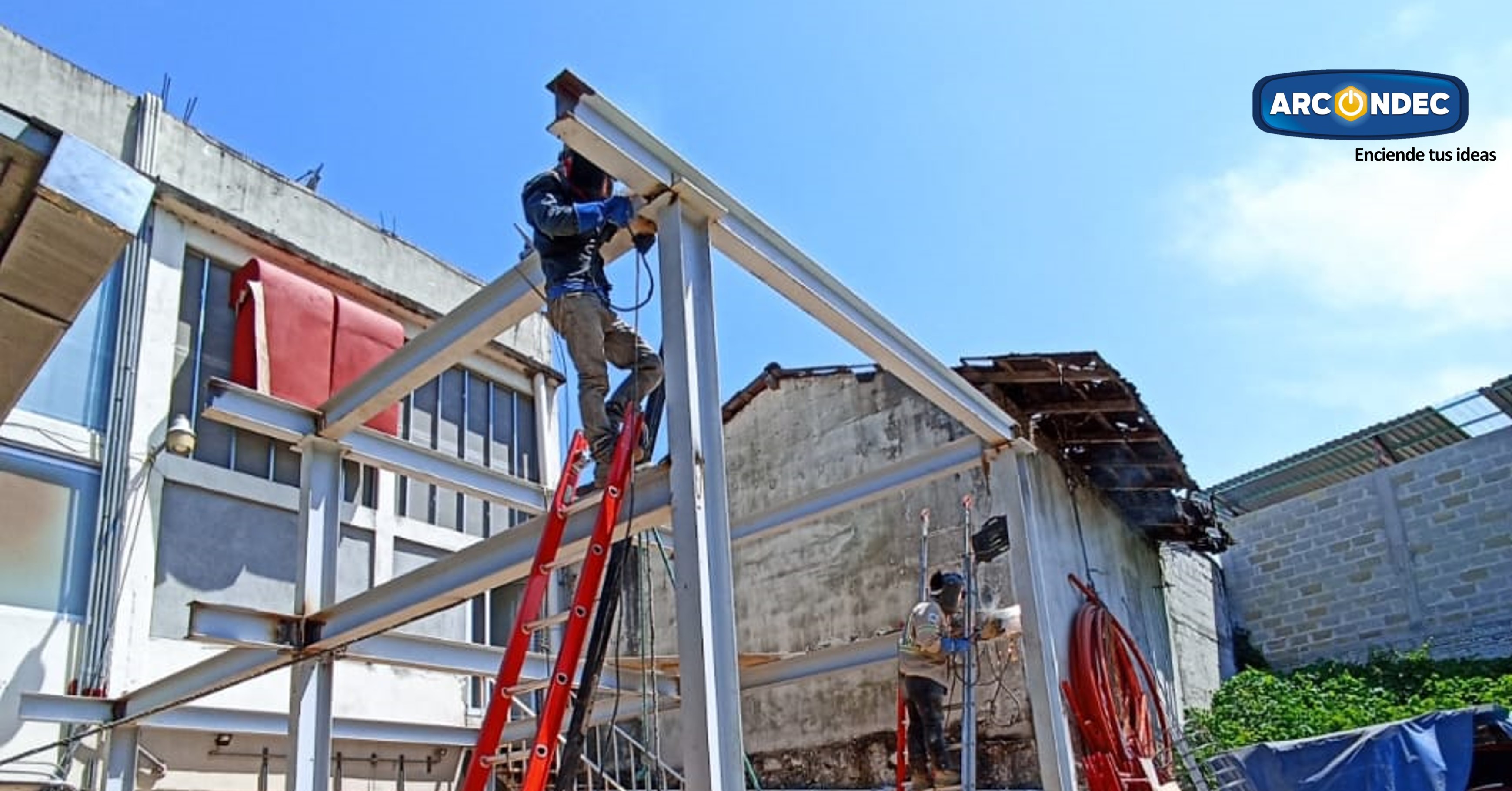 Técnicos realizando montaje de estructura metálica con soldadura y escaleras de trabajo en obra civil, proyecto Arcondec Teziutlán