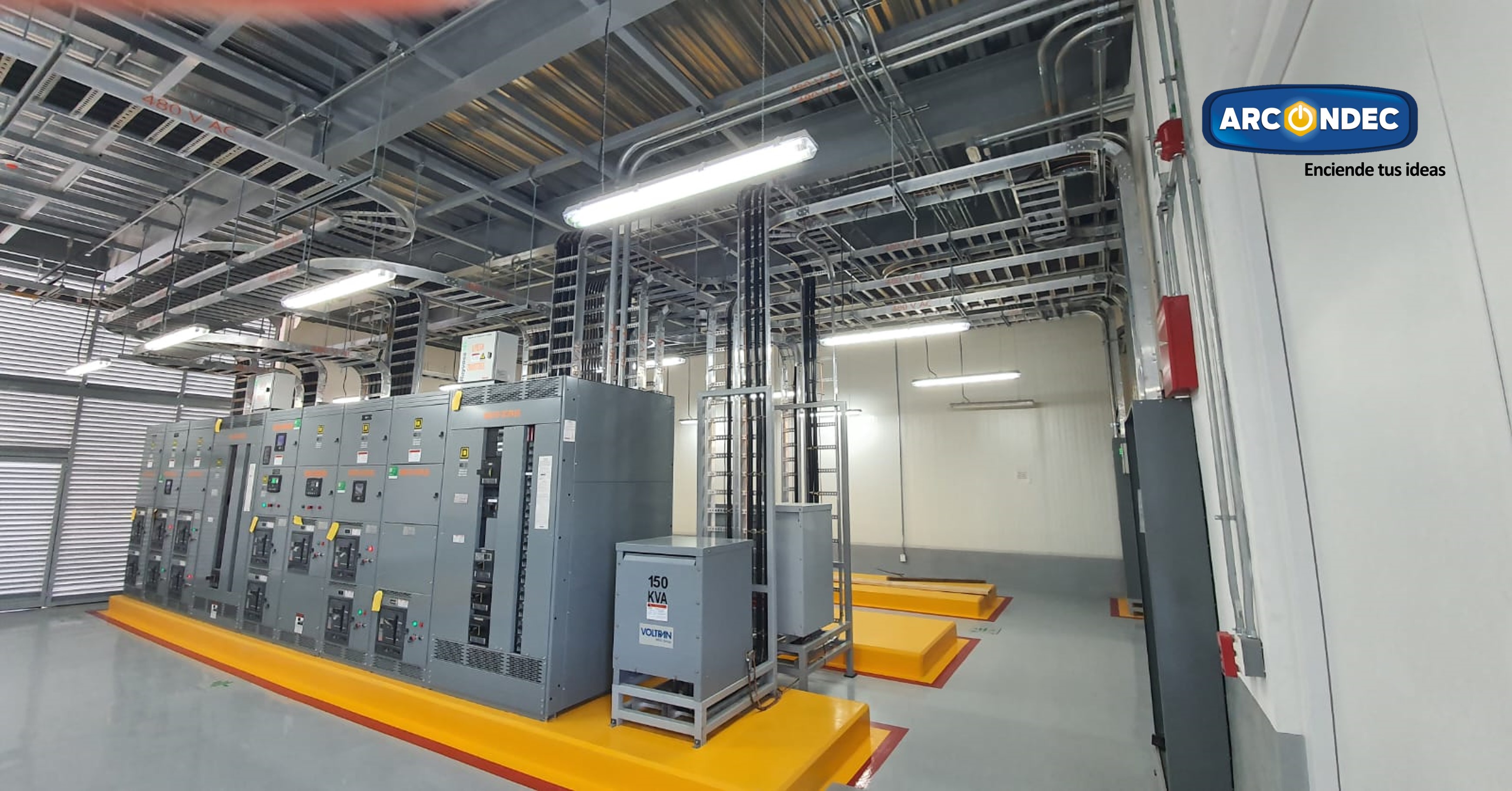 Sala eléctrica industrial con tableros de distribución, transformadores y canalización estructurada, proyecto realizado por Arcondec en Apodaca