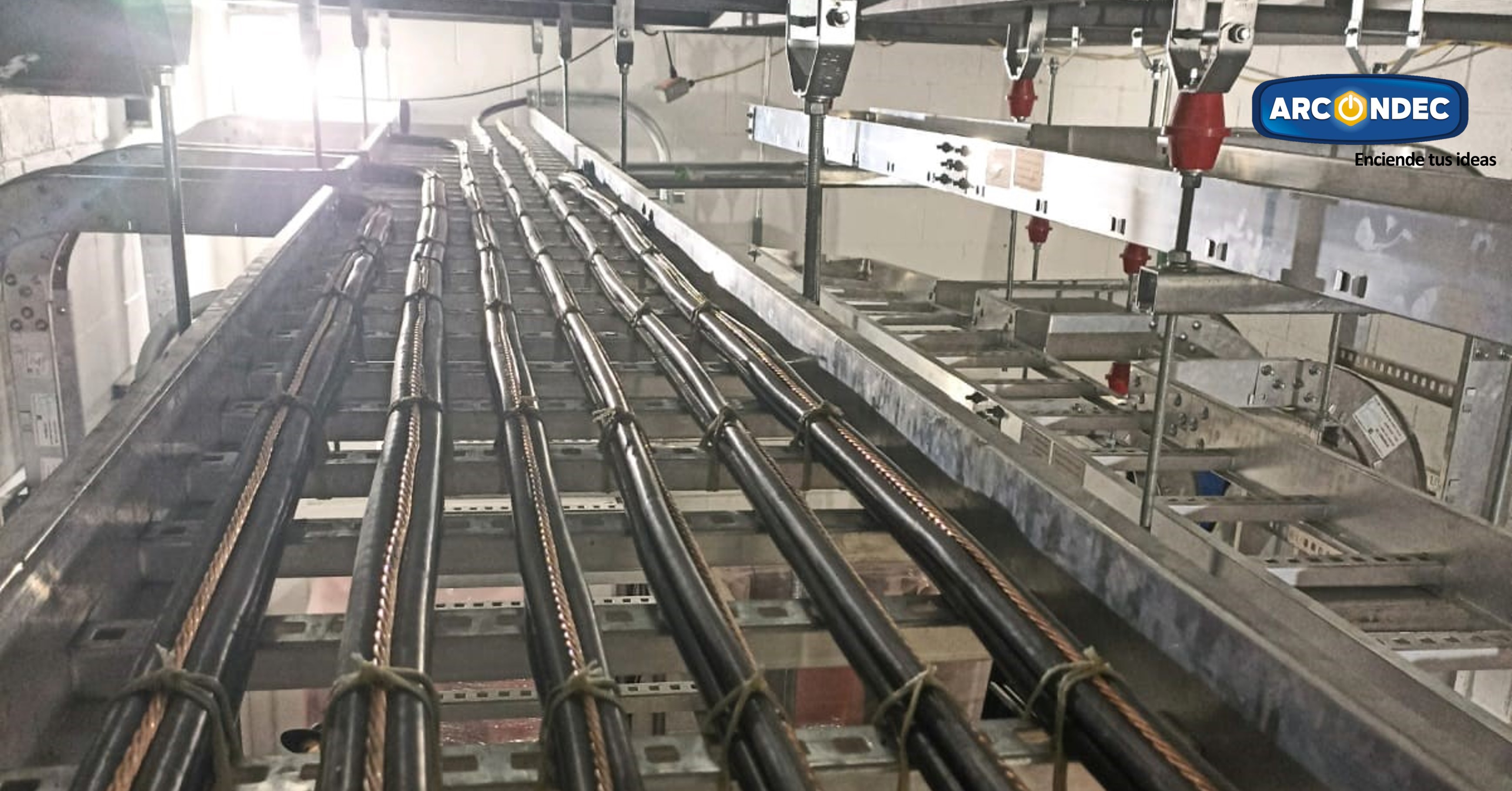 Instalación de tendido de cables en charola metálica tipo escalerilla para distribución eléctrica, proyecto Arcondec Mazatlán
