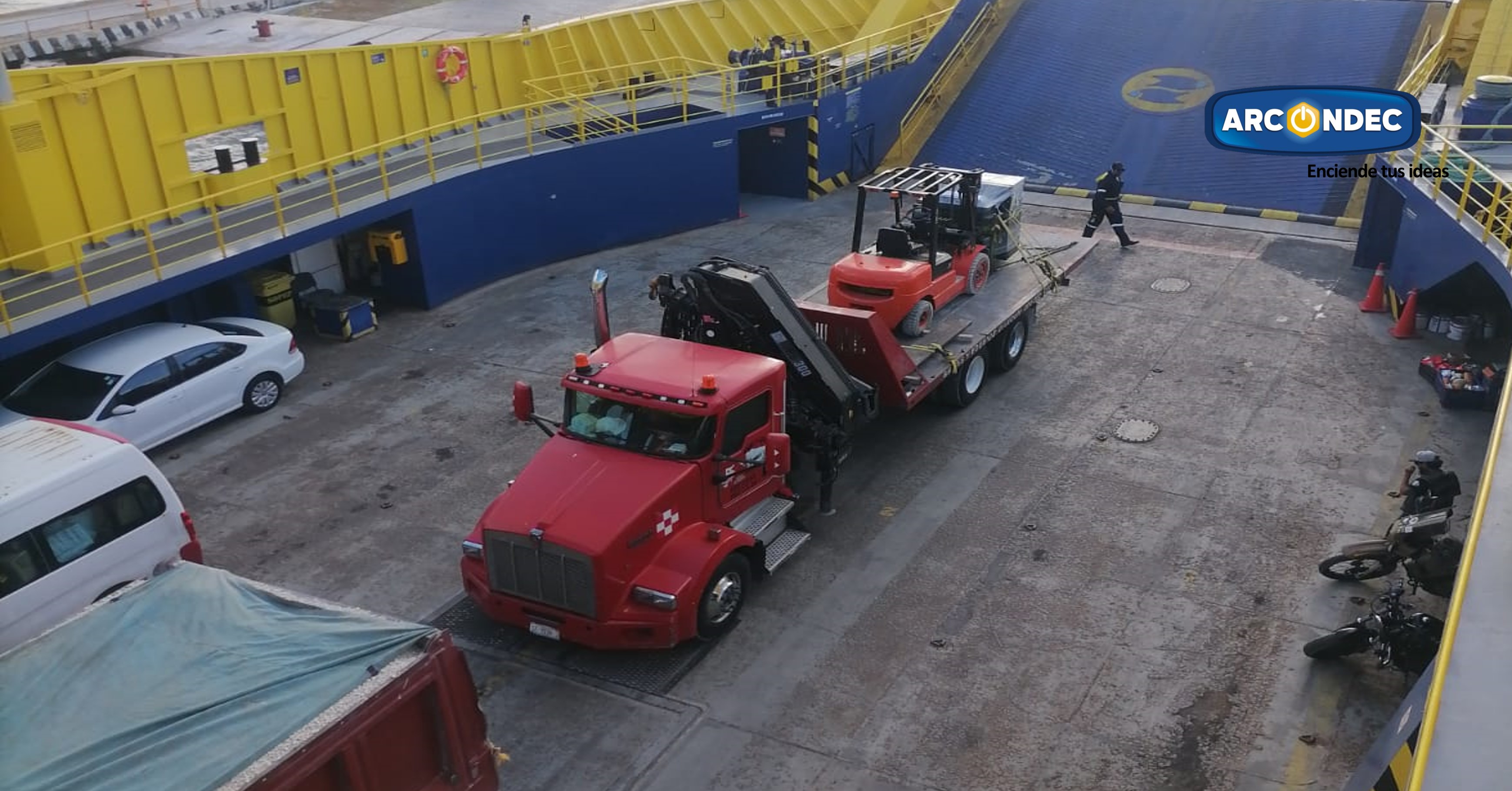 Camión transportando maquinaria industrial rumbo a proyecto de infraestructura en Islas Mujeres, logística marítima coordinada por Arcondec